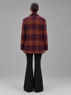 Minimalist lookbook_ wełniany płaszcz w kratę (1).png